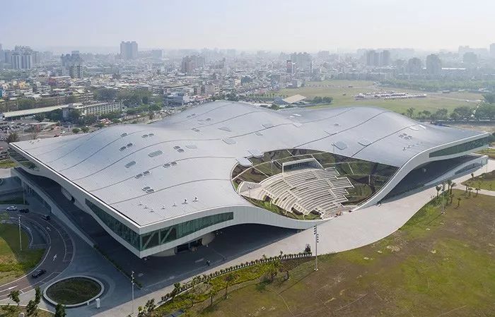 台湾燕巢文化中心资料下载-台湾40年来最大文化建设项目 - 卫武营艺术文化中心开幕