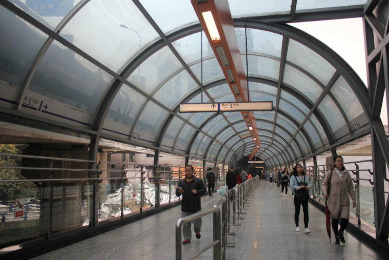 重庆轻轨su资料下载-重庆现“时空隧道”轻轨站,玻璃景观廊桥现代感十足