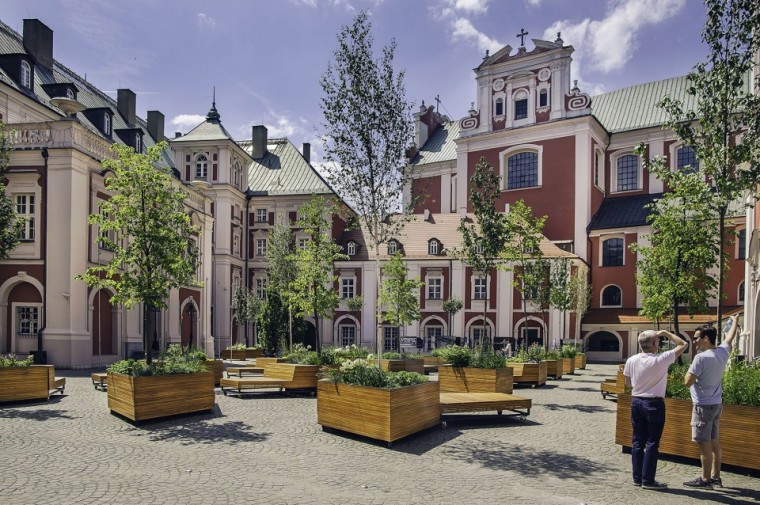 每个座椅都搭配了树木和植物-波兰城市广场座椅设计第3张图片