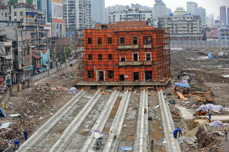 武汉汉街资料下载-武汉开始保护性平移一座百年建筑 10天将移70米