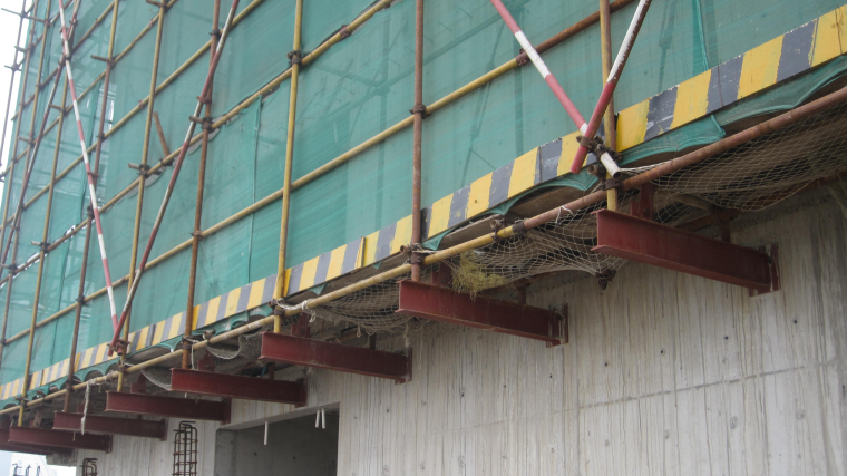 建筑施工扣件或脚手架资料下载-附着式型钢悬挑扣件式钢管脚手架施工工法