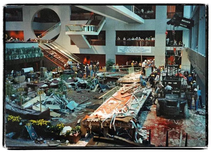 玻璃人行天桥资料下载-114人死亡，216人受伤，美国凯悦饭店天桥坍塌事件真相震惊世界…