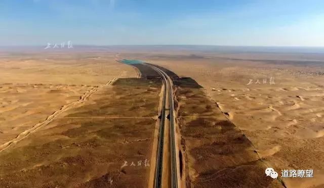 高速路绿化带资料下载-世界最长沙漠高速公路——京新高速如何抗击沙尘暴!
