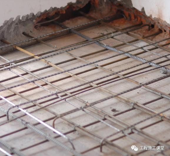 楼板混凝土的微裂缝资料下载-现浇钢筋混凝土楼板出现裂缝？来看看有哪些重点防治措施