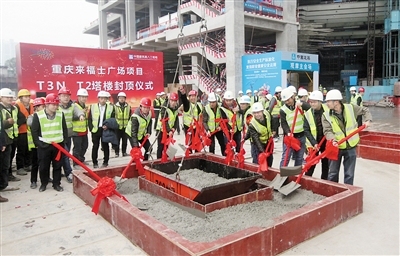 高楼外立面资料下载-重庆在建第一高楼封顶，356米刷新重庆天际线！