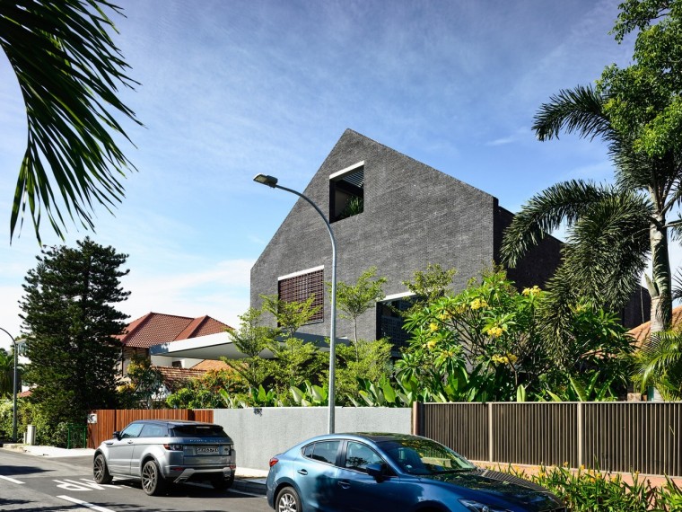 新加坡砖结构的典型坡屋顶住宅-2