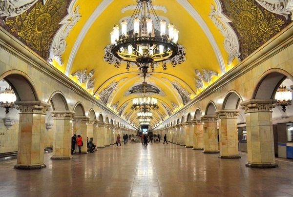 地铁站地下商业资料下载-莫斯科地铁站为什么那样奢华?真真是视觉冲击！
