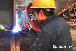 简易保护棚资料下载-建筑施工电焊安全与防护