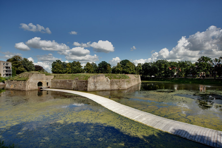 景观木桥结构资料下载-水路！ 贴水漂浮的充气木桥