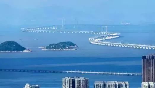 港珠澳大桥钢塔吊装资料下载-骄傲！港珠澳大桥今日正式通车，总监理是我们丹阳人！