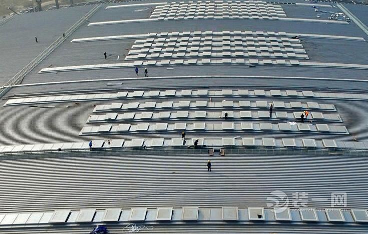 西部地区最大客运枢纽重庆西站一期工程完工-工人正在对顶棚钢结构进行扫尾施工2