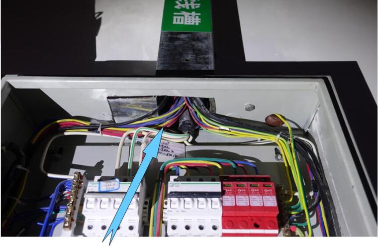 建筑安装精细化施工及常见问题图文解析PPT（138页，大量图片）-电气进、出线口未封堵