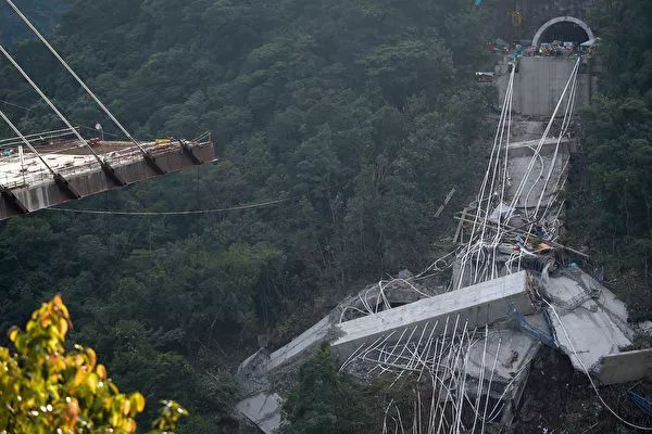 监控直播在建大桥轰然倒塌!至少10人遇难…_2