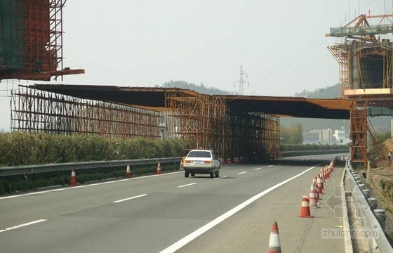 高速上跨桥资料下载-铁路特大桥上跨高速施工防护方案（中铁建）