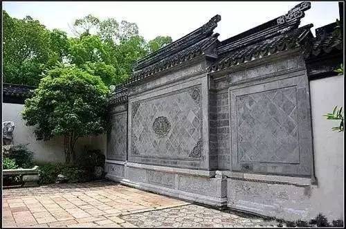MAD北京四合院幼儿园漂浮屋顶资料下载-院子开门就是墙？你知道其中的故事吗？