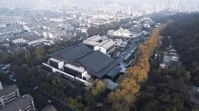 欧式镂空小景墙资料下载-白墙黑瓦，曲径回廊——从传统到现代的完美过渡！！