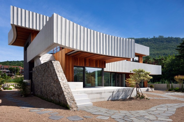 木材与混凝土资料下载-缎带状混凝土屋檐——W住宅