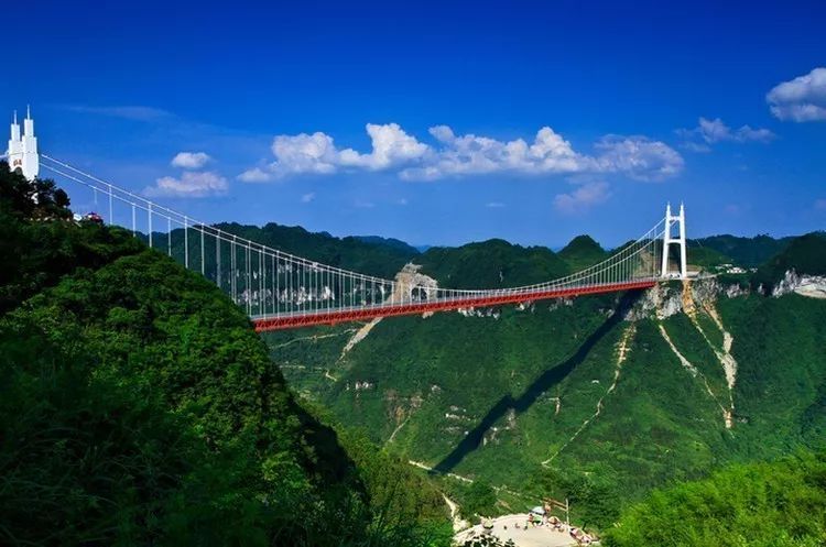 人行道施工计划资料下载-外媒评湖南矮寨大桥:最美大桥 云端开车的建筑奇观