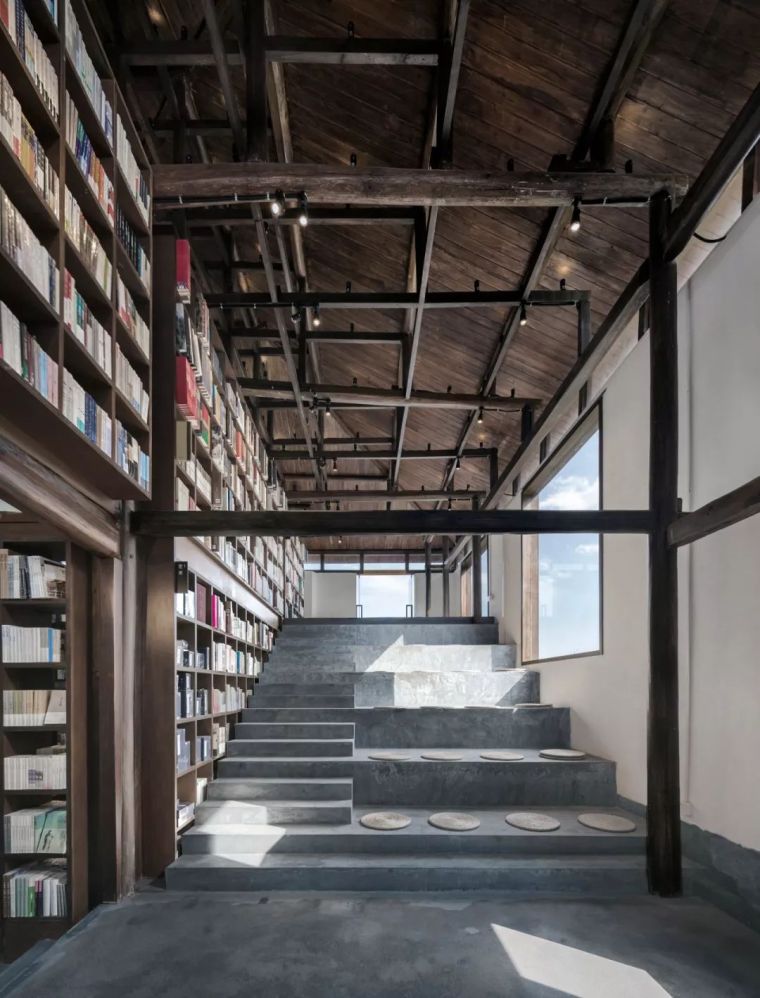 上海格楼书屋资料下载-窗外就是悬崖，美若童话！浙西南高山巅开了家中国最美书店