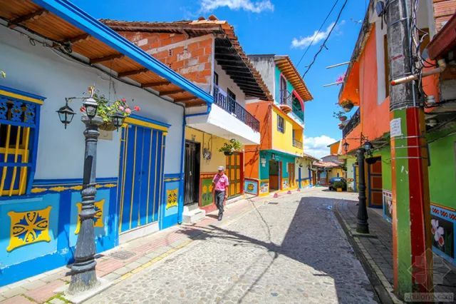 彩色小镇规划资料下载-哥伦比亚guatape小镇景观