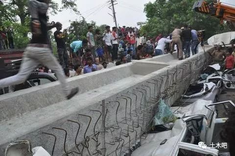 印度在建天桥倒塌！十多人死亡_2