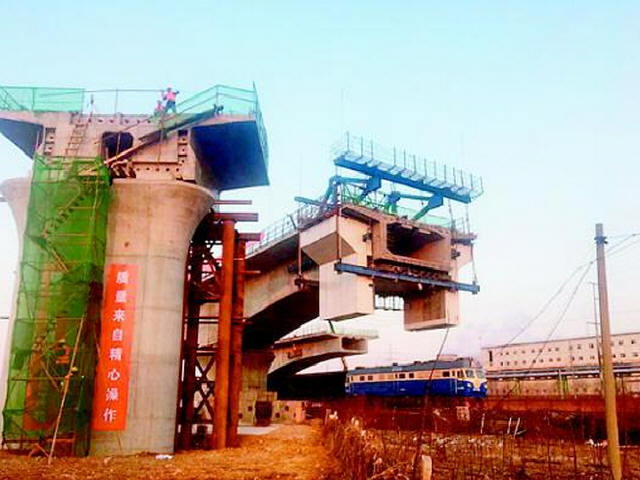大桥建造连续梁资料下载-淄博特大桥总重4200吨连续梁转体成功