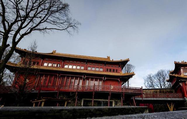 中国传统木桥资料下载-为迎接中国大熊猫，荷兰花700万欧元修建超豪华中式别墅