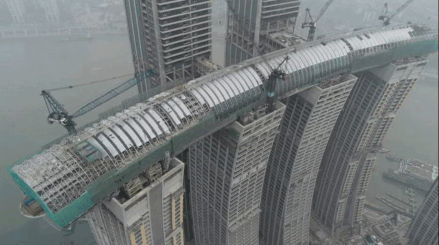 天空森林摩天楼资料下载-中国这座“横着建”的摩天大楼，把老外惊到了！