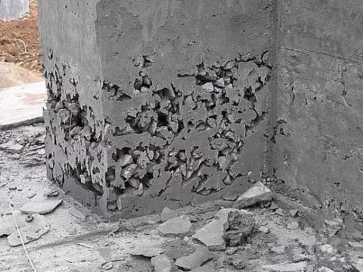 (4)振捣不够或漏振; (5)一次浇捣混土太厚,分层不清,混凝土交接不清