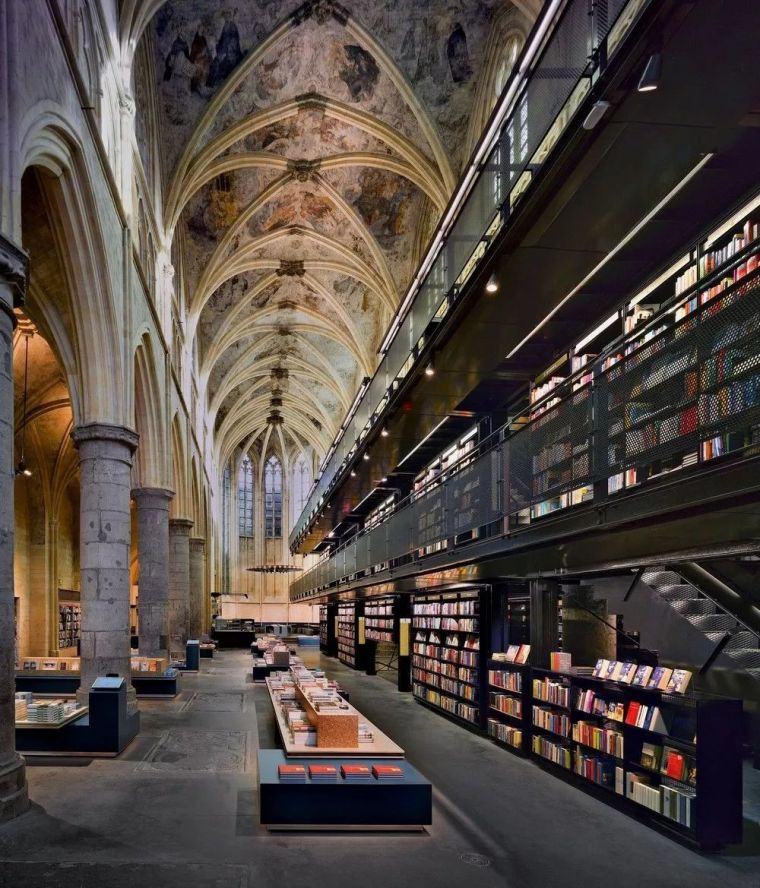 700多年历史的教堂，如今变身全球最美书店，这或许最接近天堂_23