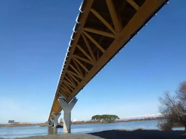 木结构桥梁，160米跨度，车还能在上面行驶_13