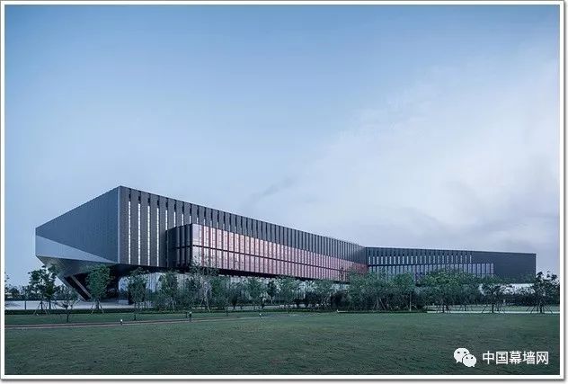 80米的玻璃幕墙资料下载-腾讯武汉研发中心，黑白红三色玻璃幕墙还原“企鹅”标识