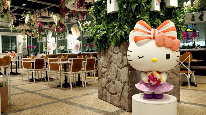 咖啡厅花园资料下载-Hello Kitty 24 小时营业咖啡厅 在新加坡机场开张