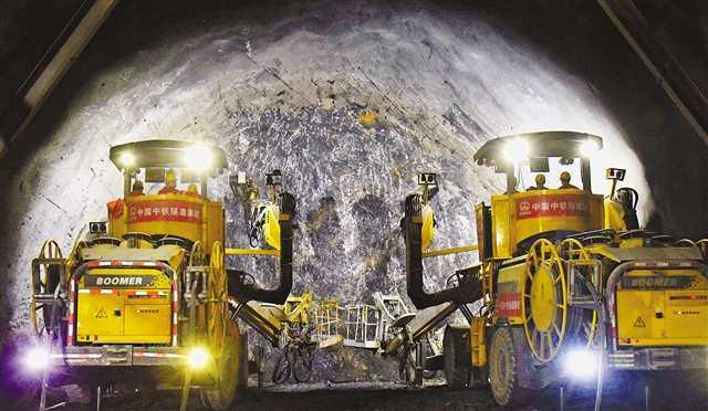 隧道9米台车资料下载-郑万高铁小三峡隧道掘进6000多米 预计2022年底建成通车