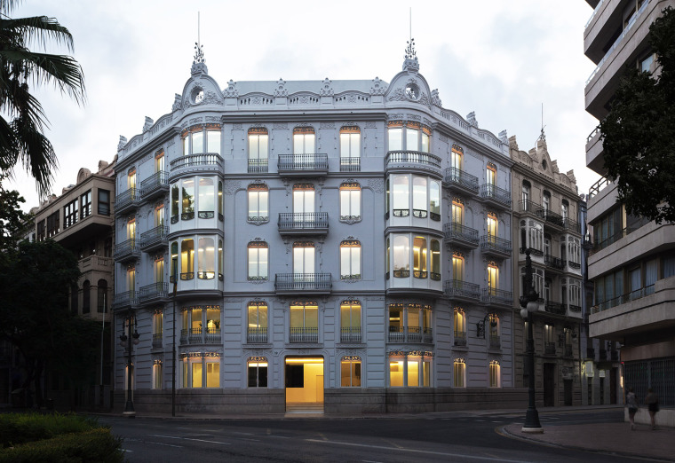 公司办公楼及绿化布局图资料下载-西班牙1905年办公楼改建