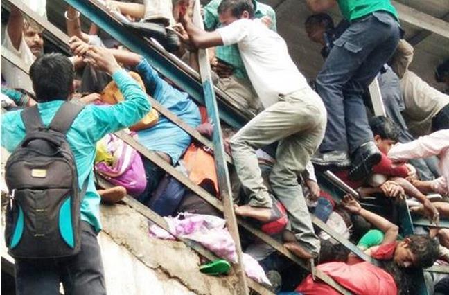 铁路人行天桥施工方案资料下载-孟买车站人行天桥踩踏事件，22人死亡39人受伤