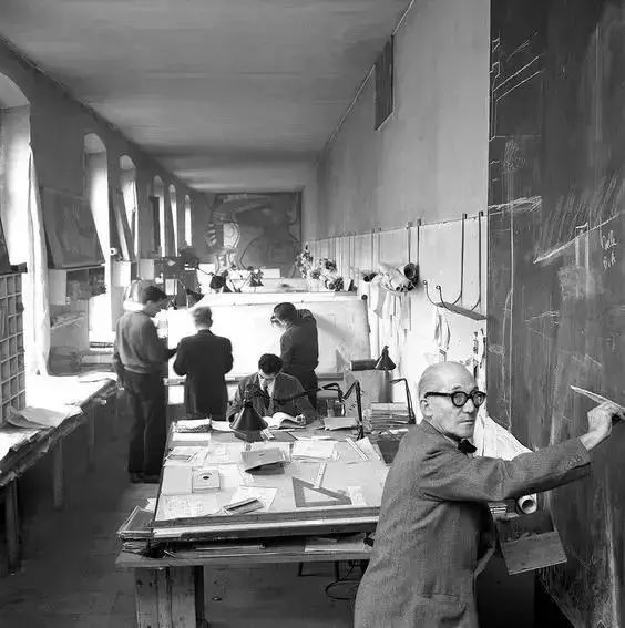 建筑学的语言资料下载-致曾经高考志愿填“建筑学”的你，现在可后悔？