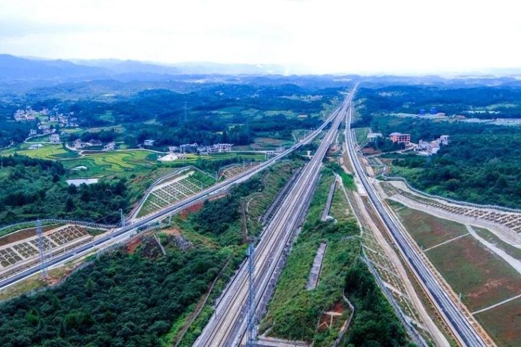 吉怀高速公路资料下载-航拍中国中铁，真美！