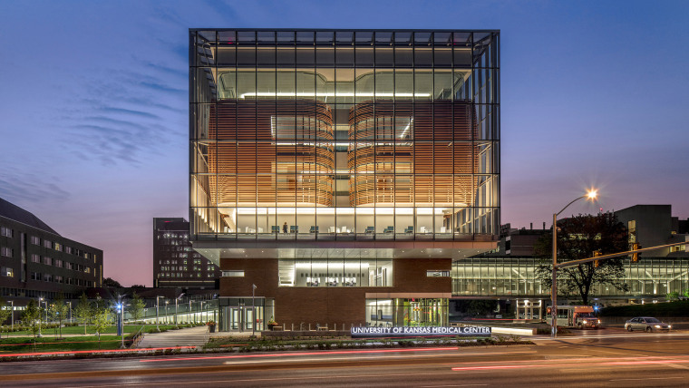 市政工程设计教学资料下载-玻璃幕墙下的土红色体量：堪萨斯大学医学中心大楼
