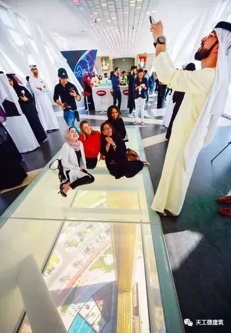 又炫富！迪拜花3亿建了个土豪“金相框”！_5