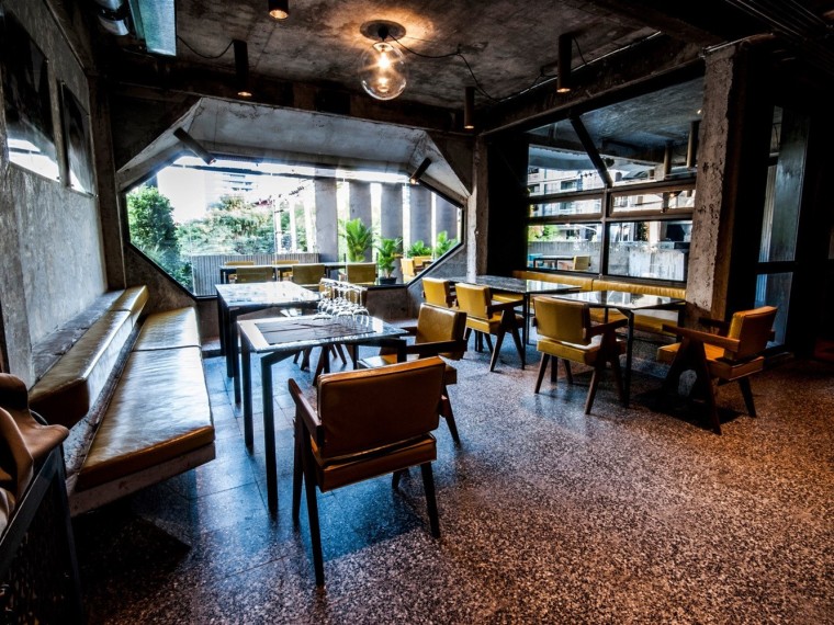 泰国理想主义共享空间设计资料下载-泰国过时的混凝土餐厅