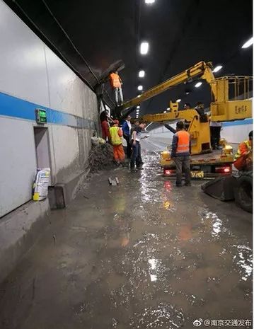 隧道渗漏调查资料下载-南京扬子江隧道北线出现渗漏，现已封闭；已不止一次大量积水