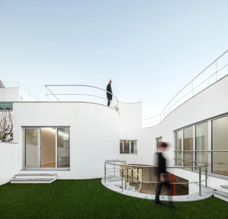 葡萄牙花园组成的住宅资料下载-葡萄牙白色的住宅