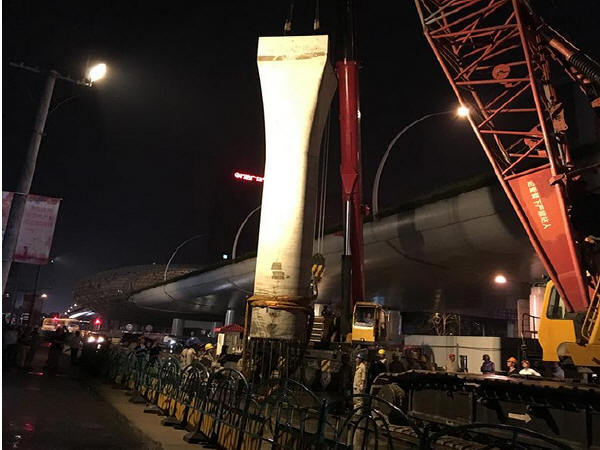 上海桥梁建设采用装配式技术迅速成桥-立柱吊装现场.jpg