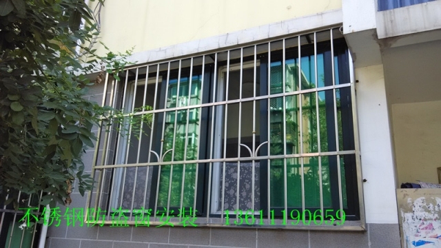 小区防盗门资料下载-北京朝阳区定做阳台护栏安装家庭防盗窗防盗门