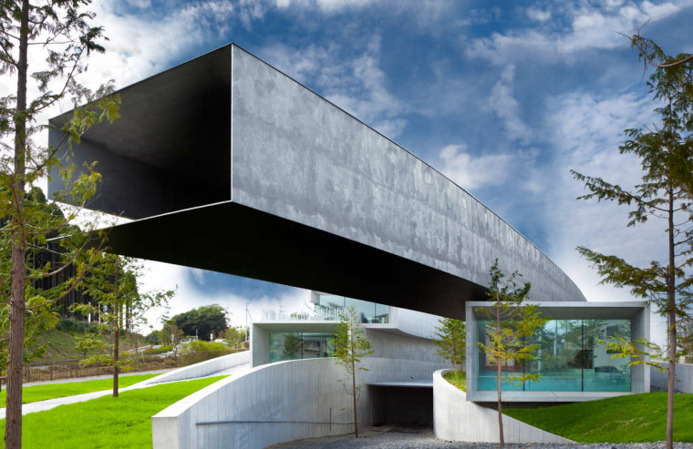 反现实才是今天建筑的现实资料下载-超现实弧形悬挑延展Hoki美术馆