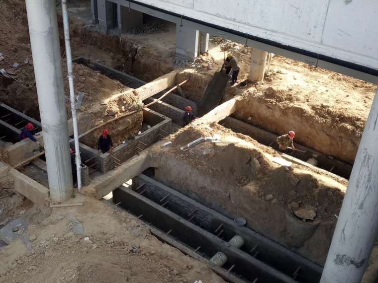 装配式建筑项目管理角钢资料下载-这个地下井道两侧的角钢是干什么用的？