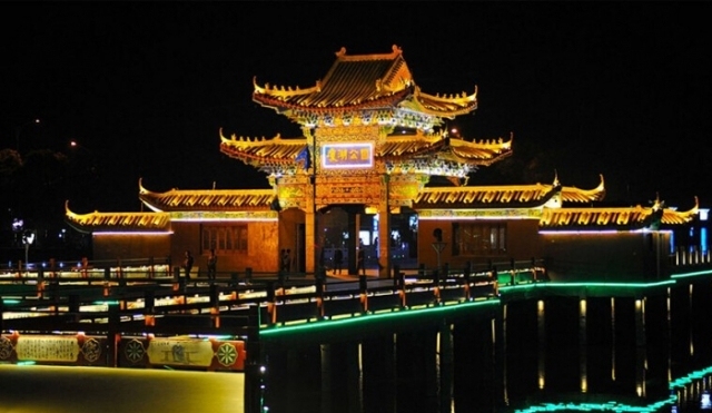 滨水圆形古风狮山公园景观资料下载-琼湖公园景观照明设计