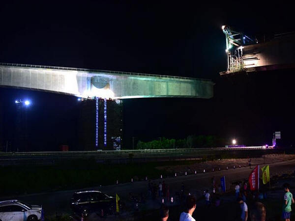 130米转体桥资料下载-7800吨！国内吨位最大墩顶转体连续梁成功转体