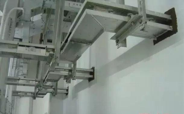 天花板吊顶安装资料下载-电气工程现场-探秘创优机电安装程的施工做法